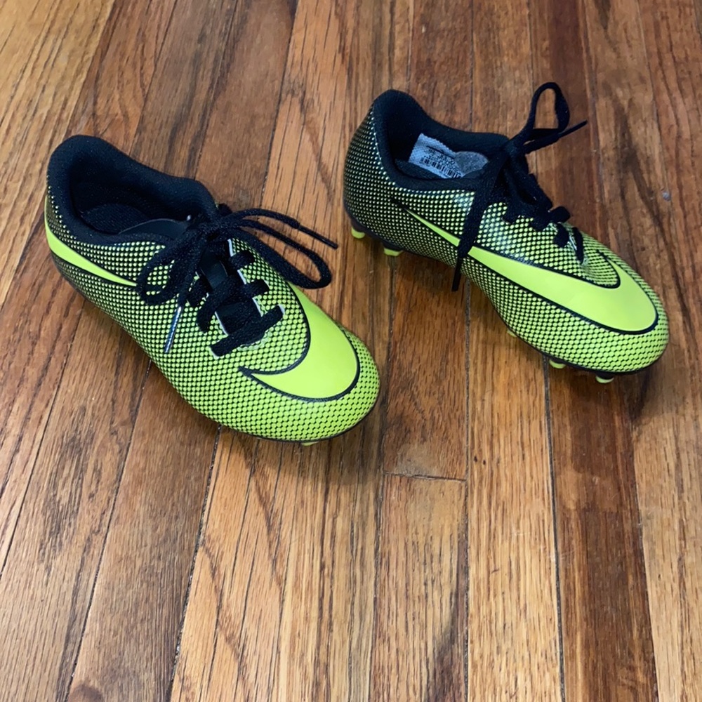 Nike JR Bravata II FG soccer cleats Black/Volt size 10/c.